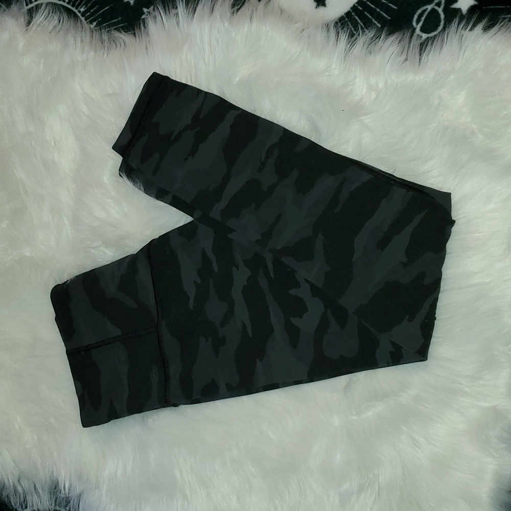 Athleta Elation 7/8 Tight Black Camo Size M
